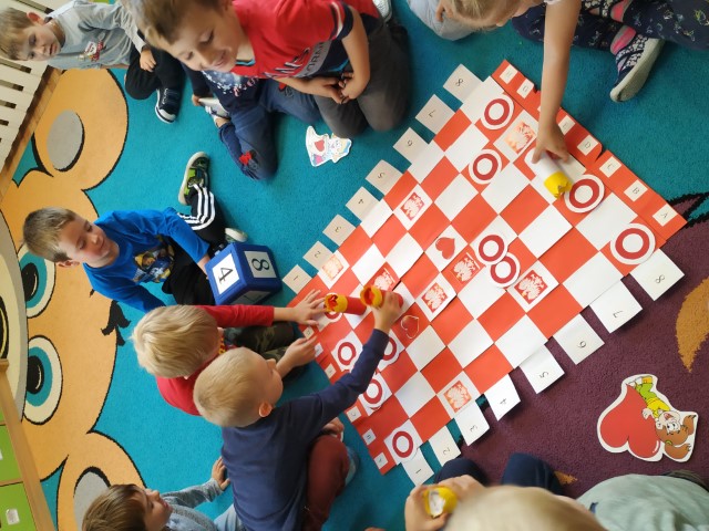 Gramy w biało – czerwone” – Żabki