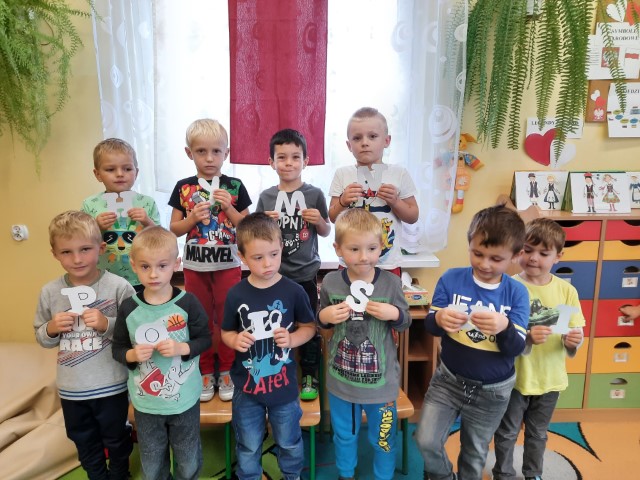 Żabki poznają hymn Polski