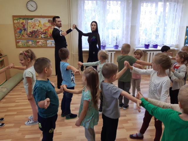 Zajęcia taneczne z instruktorami ze szkoły tańca
