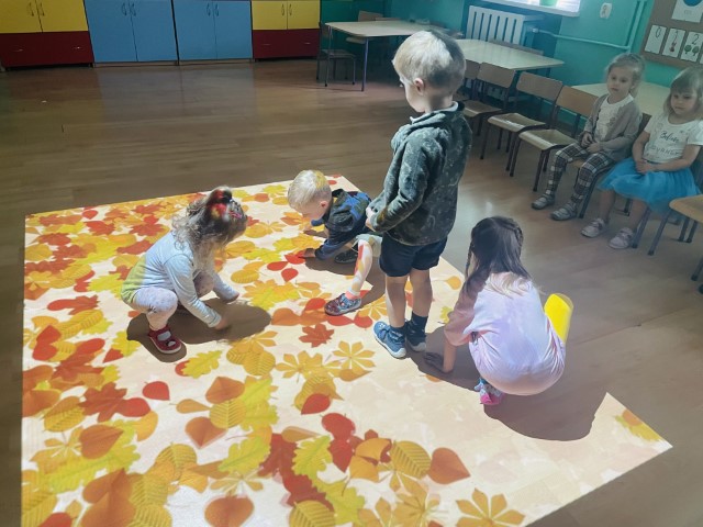 Zabawy Pszczółek na dywanie interaktywnym