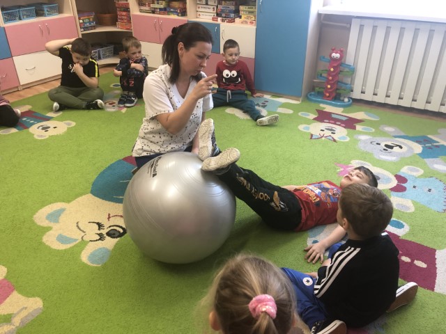 Wizyta fizjoterapeutki w grupie Biedronek