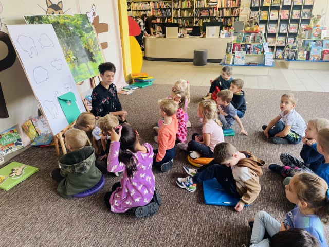 Żabki z wizytą w bibliotece